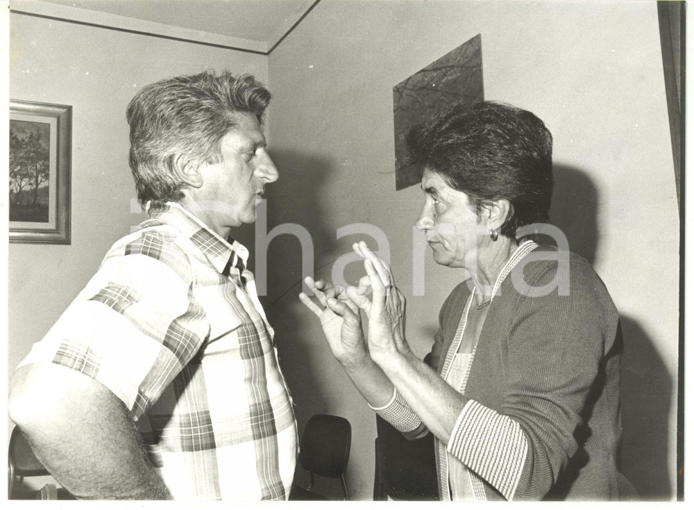 Fotografia d epoca originale 1990 TIGLIETO GE Valentino ABBONDANZA a colloquio con Amanda DE BENEDETTI 1