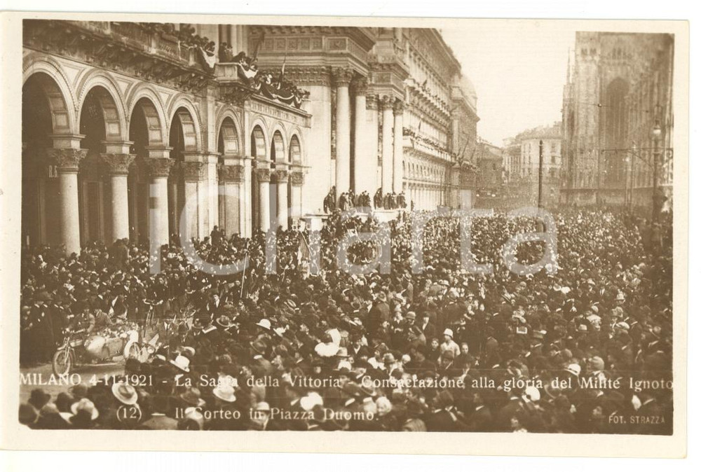 Cartolina originale da collezione 1921 MILANO Sagra della Vittoria  Il corteo in Piazza Duomo Cartolina 1