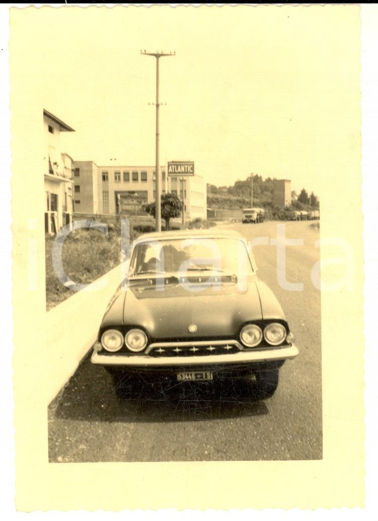 Fotografia d epoca originale 1964 ITALIA Periferia con famiglia in auto e pubblicitÃ  ATLANTIC Foto 9x12 1