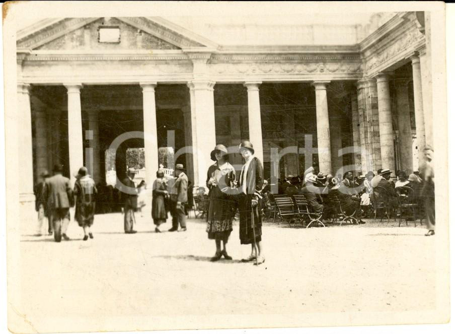 Fotografia d epoca originale 1924 MONTECATINI TERME Coppia di donne presso stabilimento   Foto 11x8 cm 1