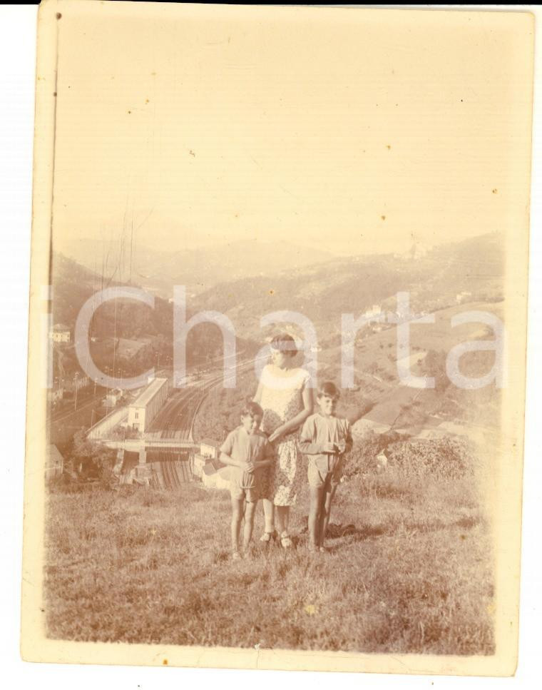 Fotografia d epoca originale 1928 MIGNANEGO / GIOVI Ritratto di donna con bambini in collina   Foto 8x11 1