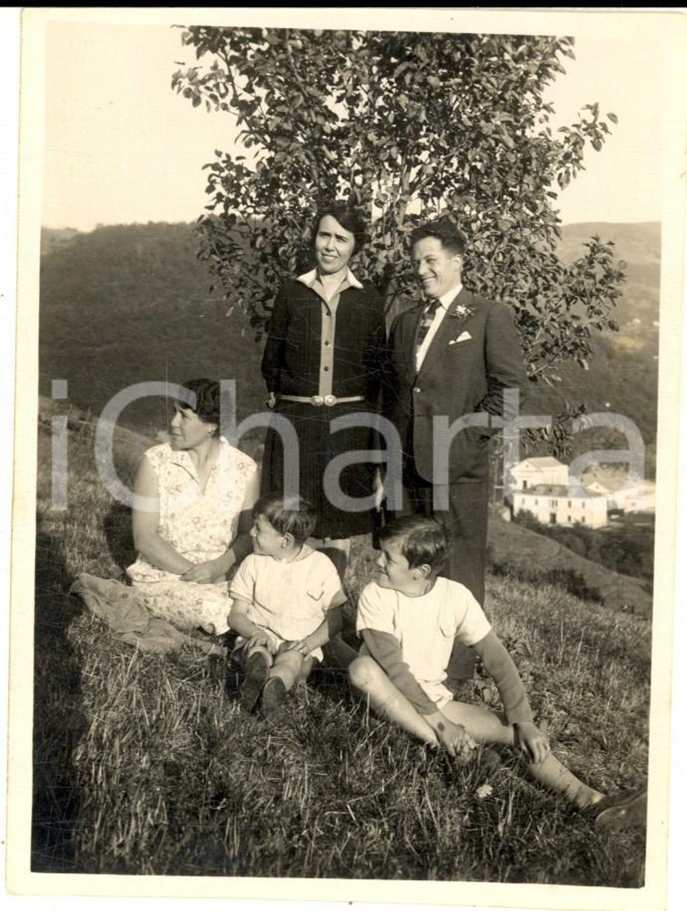 Fotografia d epoca originale 1929 MIGNANEGO / GIOVI GE Ritratto di famiglia in collina  Foto 8x11 cm 1
