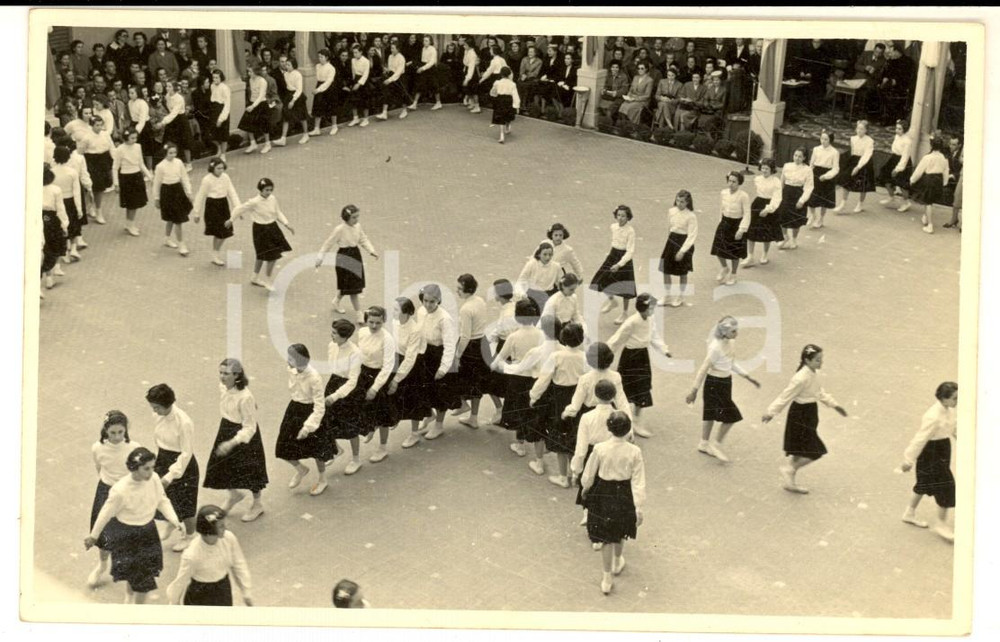 Fotografia d epoca originale 1950 ca ITALIA Collegio femminile  Saggio di ginnastica in cortile  Foto 1