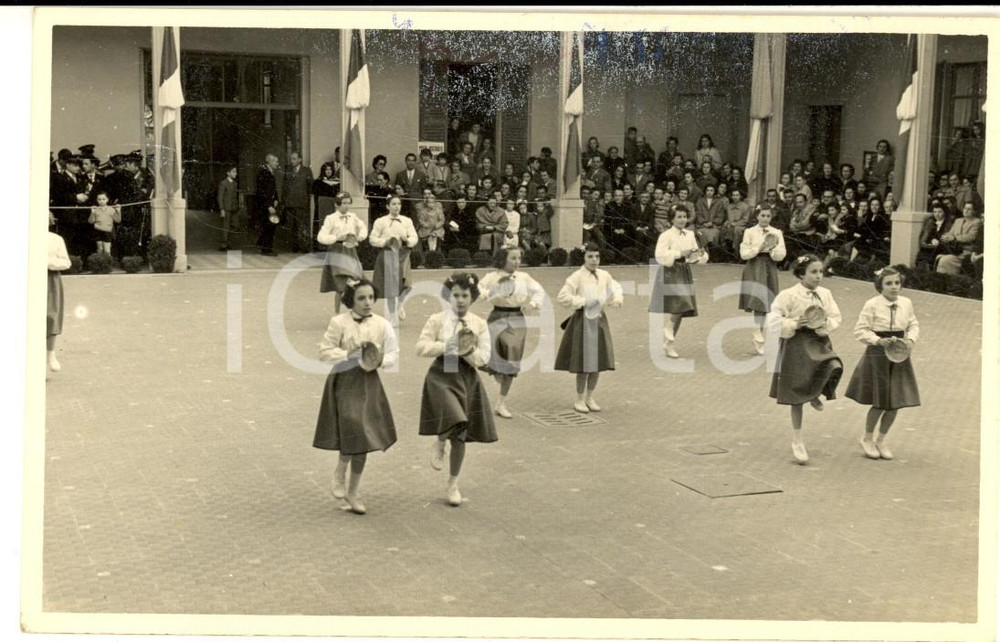 1950 ca ITALIA Collegio femminile - Saggio con il tamburello - Foto cartolina