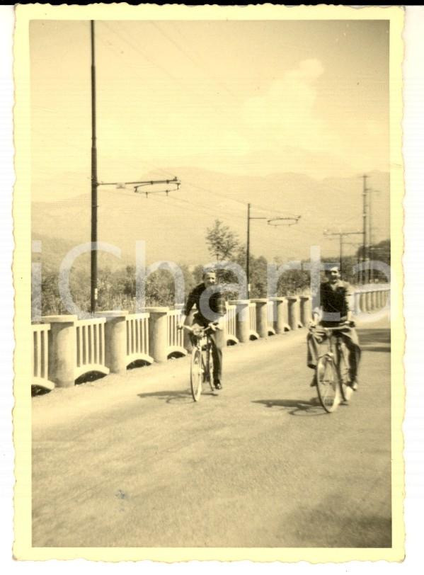 Fotografia d epoca originale 1960 ca BORGO SAN DALMAZZO Ritratto di due amici in bicicletta  Foto 7x10 cm 1