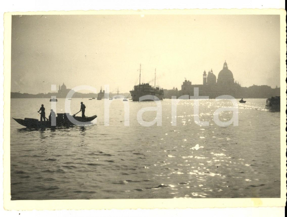Fotografia d epoca originale 1950 ca VENEZIA Canal Grande  Navi e gondolieri al tramonto  Foto cartolina 1