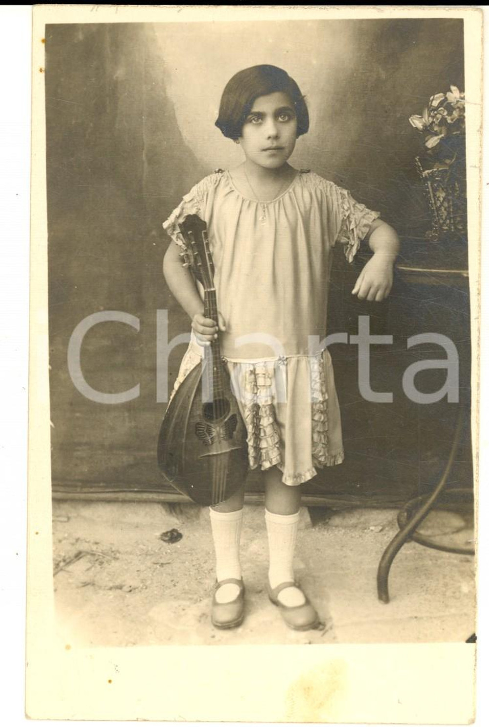 Fotografia d epoca originale 1920 ca SICILIA ? Ritratto di bambina con il mandolino Foto cartolina VINTAGE 1