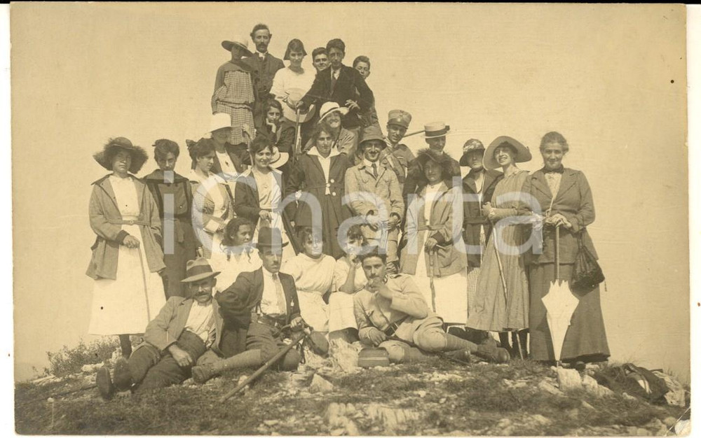 Fotografia d epoca originale 1910 ca ITALIA ESCURSIONISMO Gruppo di giovani in vetta  Foto cartolina VINTAGE 1