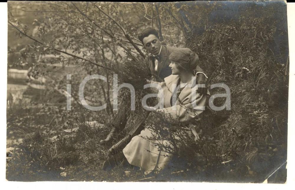 Fotografia d epoca originale 1920 ca ITALIA AMORE Ritratto di due fidanzati nel bosco  Foto VINTAGE 14x9 cm 1