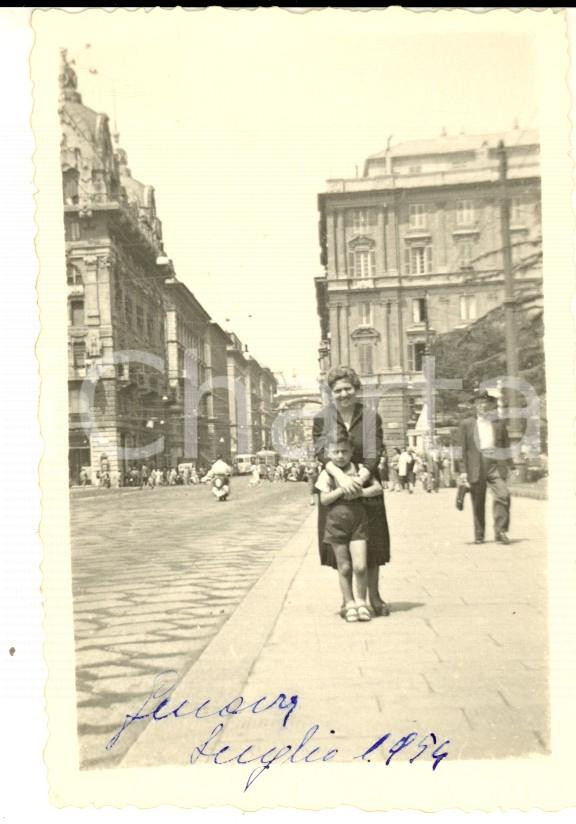 Fotografia d epoca originale 1954 GENOVA Via XX Settembre  Ritratto di madre e figlio  Foto VINTAGE 7x10 cm 1