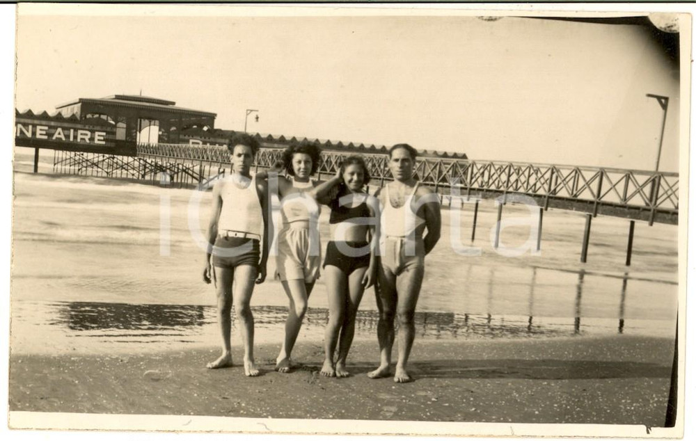 Fotografia d epoca originale 1937 PORT SAID EGITTO Giovani presso stabilimento balneare  Foto cartolina 1