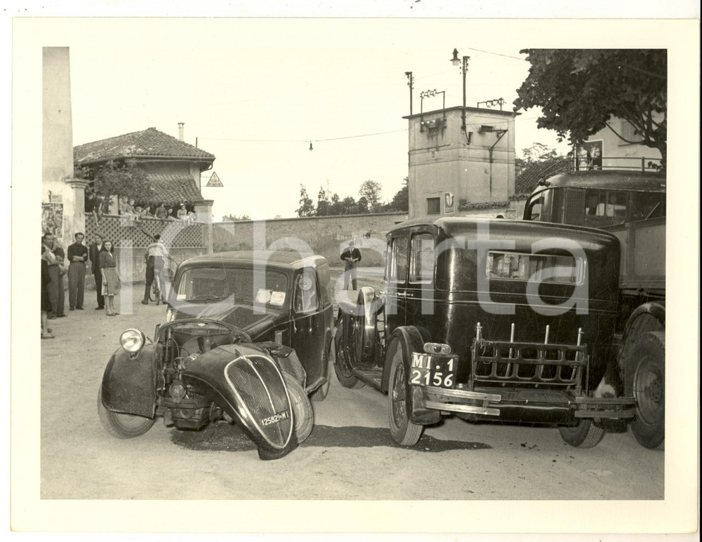 Fotografia d epoca originale 1951 ROBECCO SUL NAVIGLIO Incidente tra FIAT TOPOLINO furgone e FIAT 524  Foto 1