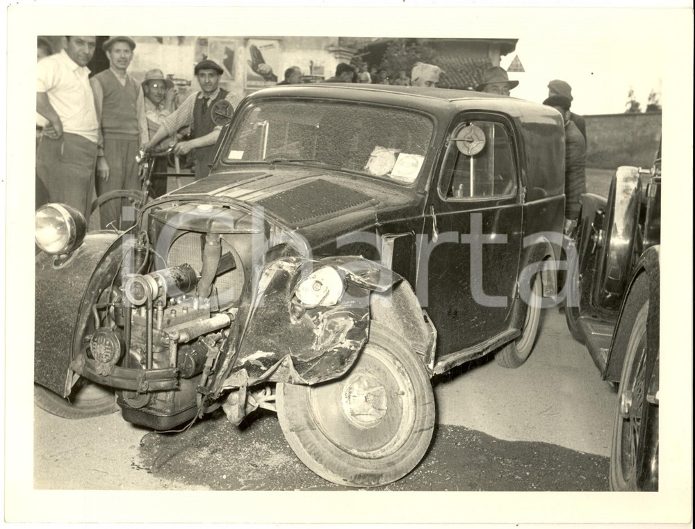 Fotografia d epoca originale 1951 ROBECCO SUL NAVIGLIO Auto FIAT 500 TOPOLINO dopo incidente Foto 24x18 1