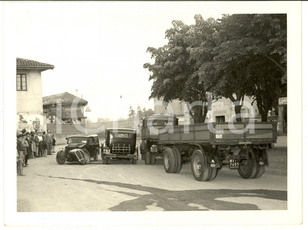 Fotografia d epoca originale 1951 ROBECCO SUL NAVIGLIO  Incidente FIAT 500 TOPOLINO furgone  FIAT 524 Foto 1