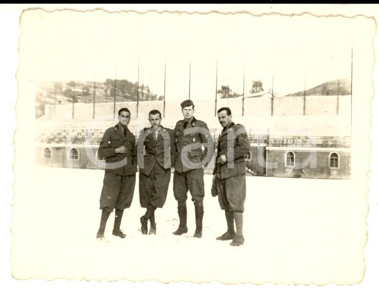 Fotografia d epoca originale 1940 SANREMO Ufficiali al campo sportivo coperto di neve  Foto 9x7 cm 1