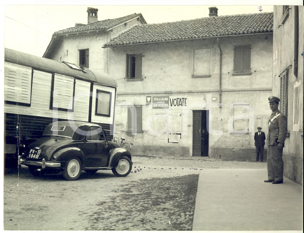 Fotografia d epoca originale 1951 GARLASCO Incidente con furgone  FIAT 500 TOPOLINO  Propaganda DC Foto 1