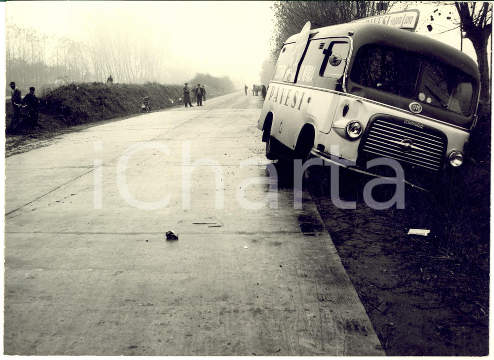Fotografia d epoca originale 1950 ca GARLASCO Incidente camioncino BISCOTTI DI NOVARA  PAVESI Foto 24x18 1