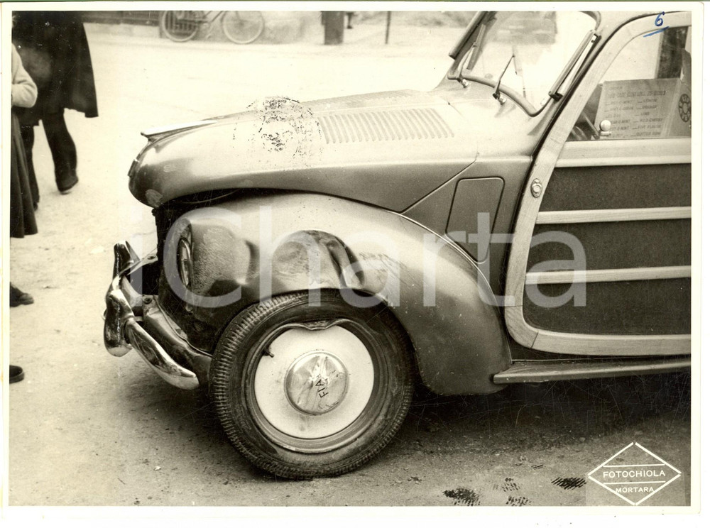Fotografia d epoca originale 1953 MORTARA Incidente con FIAT 500 TOPOLINO danneggiata  Foto 24x18 cm 1
