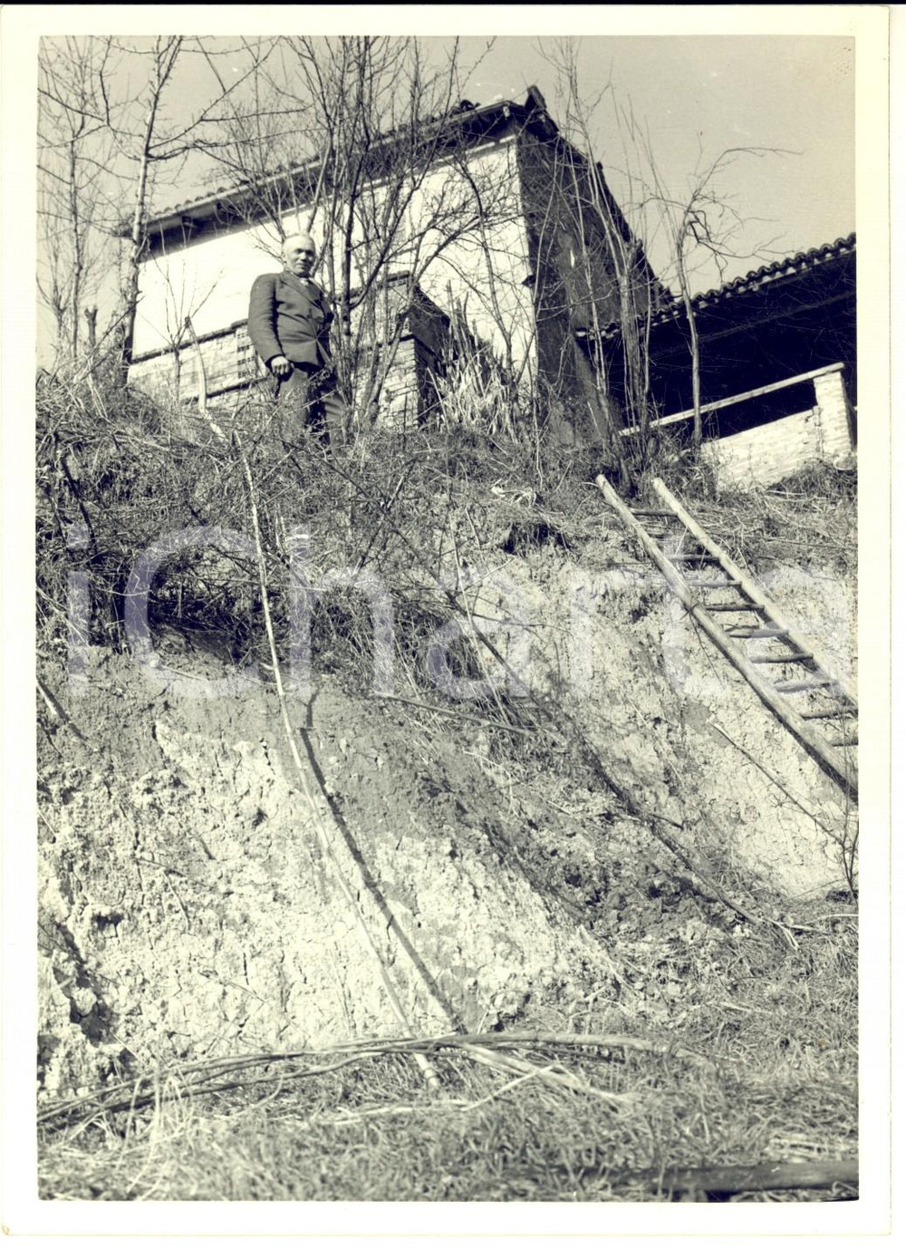 Fotografia d epoca originale 1962 BRONI PV Veduta di cascina con ripa franata  Foto ANIMATA 13x18 cm 1