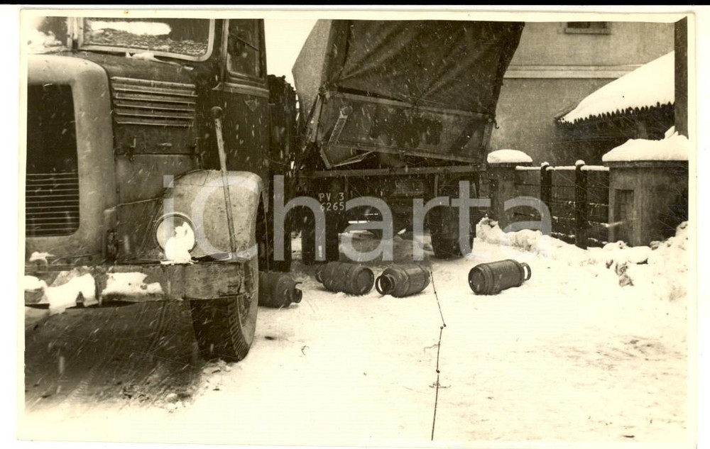 Fotografia d epoca originale 1954 SARTIRANA LOMELLINA Incidente autotreno Isotta Fraschini con bombole  Foto 1