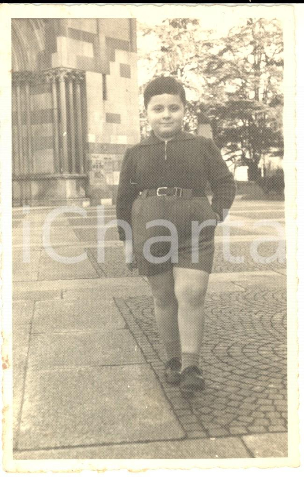 Fotografia d epoca originale 1940 ca ITALIA Ritratto di bambino sul selciato di una chiesa Foto COSTUME 1