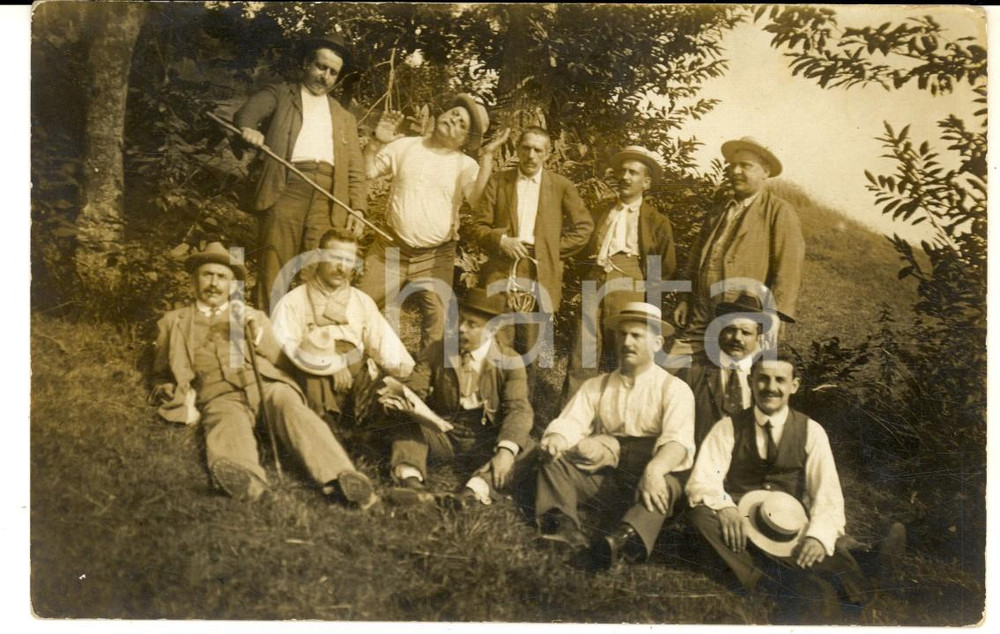 Fotografia d epoca originale 1929 AREA ITALIANA Un gruppo di cacciatori a riposo  Foto cartolina CURIOSA 1