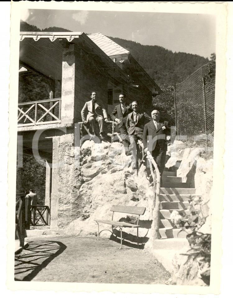 Fotografia d epoca originale 1934 BOGNANCO Caseggiato del tiro al bersaglio  Gruppo di amici Foto 9x12 cm 1