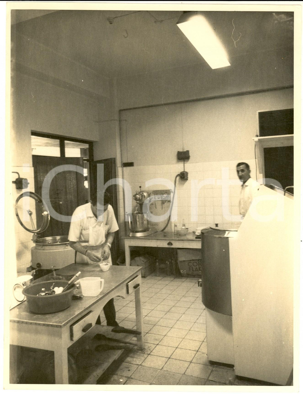Fotografia d epoca originale 1960 ca AREA DI PAVIA Un laboratorio analisi in attivitÃ  Foto 18x24 cm 1