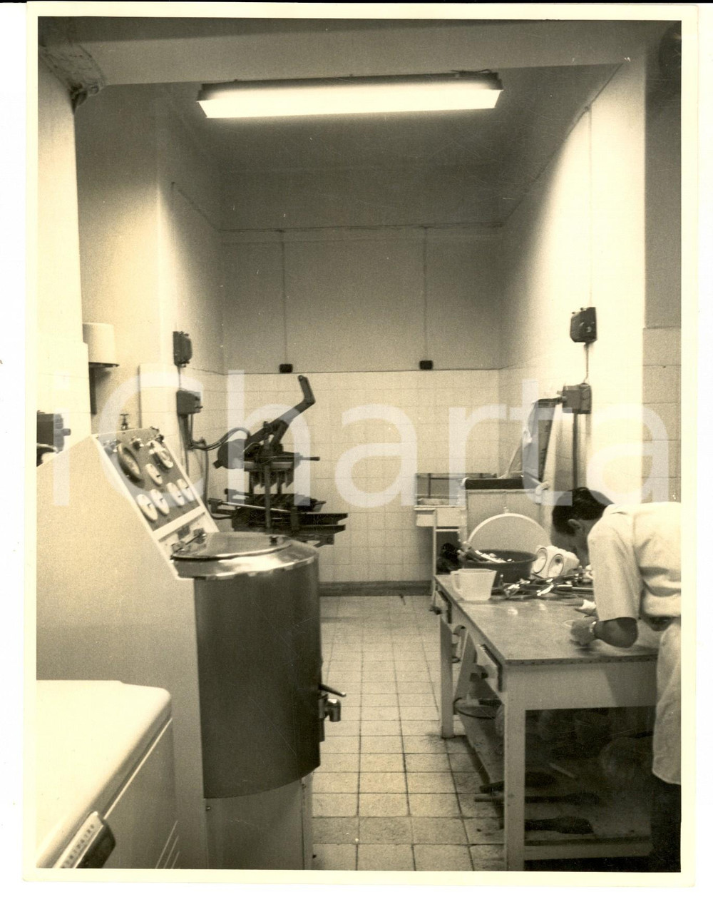 Fotografia d epoca originale 1960 ca AREA DI PAVIA Un laboratorio analisi in attivitÃ   Foto 18x24 cm 1