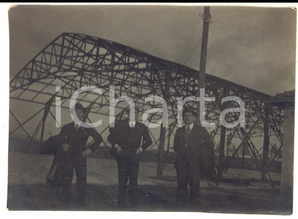 1920 ca ITALIA AVIAZIONE Ritratto di tre uomini in un hangar - Foto VINTAGE 12x8