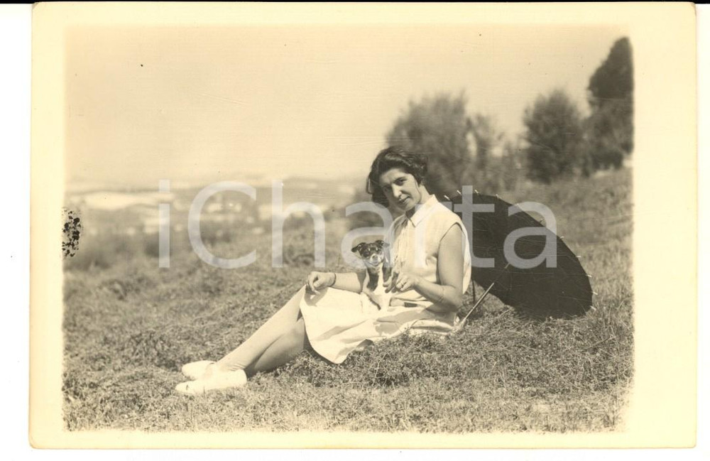 Fotografia d epoca originale 1929 FONTANILE AT Ritratto di donna con parasole e cagnolino Foto cartolina 1