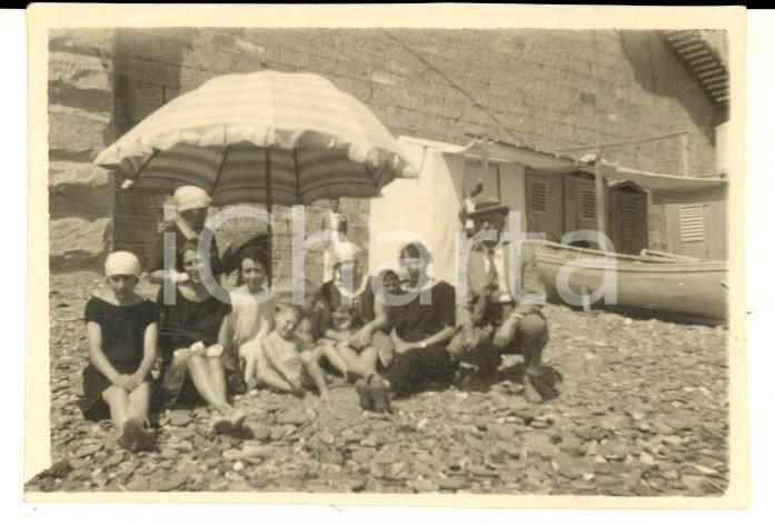 Fotografia d epoca originale 1930 ca LIGURIA Gruppo di famiglia in una spiaggia di sassi Foto 8x6 cm 1