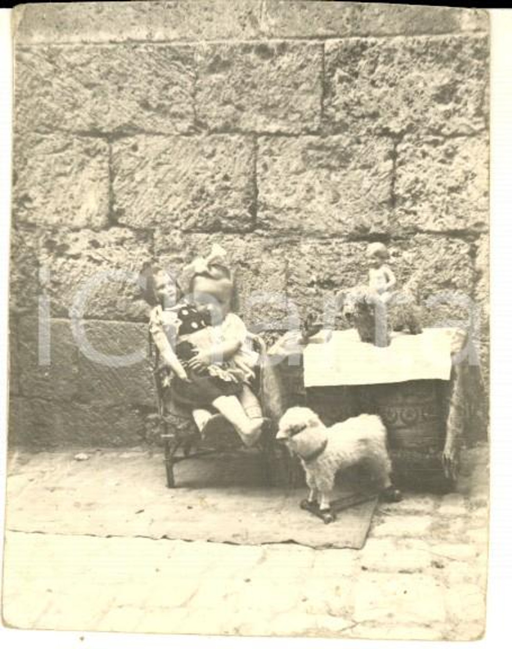 Fotografia d epoca originale 1930 ca ITALIA Ritratto di bambina con i suoi giocattoli  Foto CURIOSA 6x7 cm 1