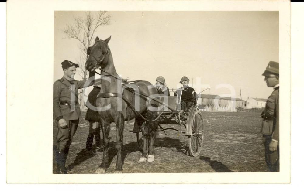 Fotografia d epoca originale 1930 ca ITALIA Donne in calesse accompagnate da militari Foto cartolina VINTAGE 1