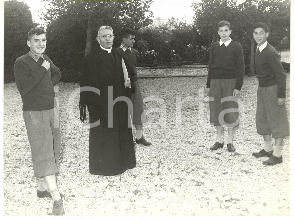 Fotografia d epoca originale 1959 ROMA Villa Nazareth  Card. Domenico TARDINI scherza con gli scolari Foto 1