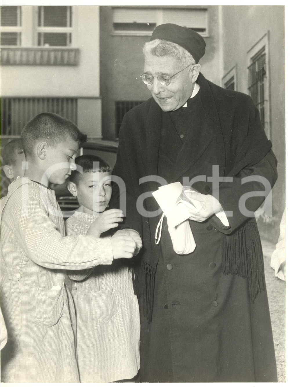 Fotografia d epoca originale 1959 ROMA Villa Nazareth  Card. Domenico TARDINI porge dono a un orfano Foto 1