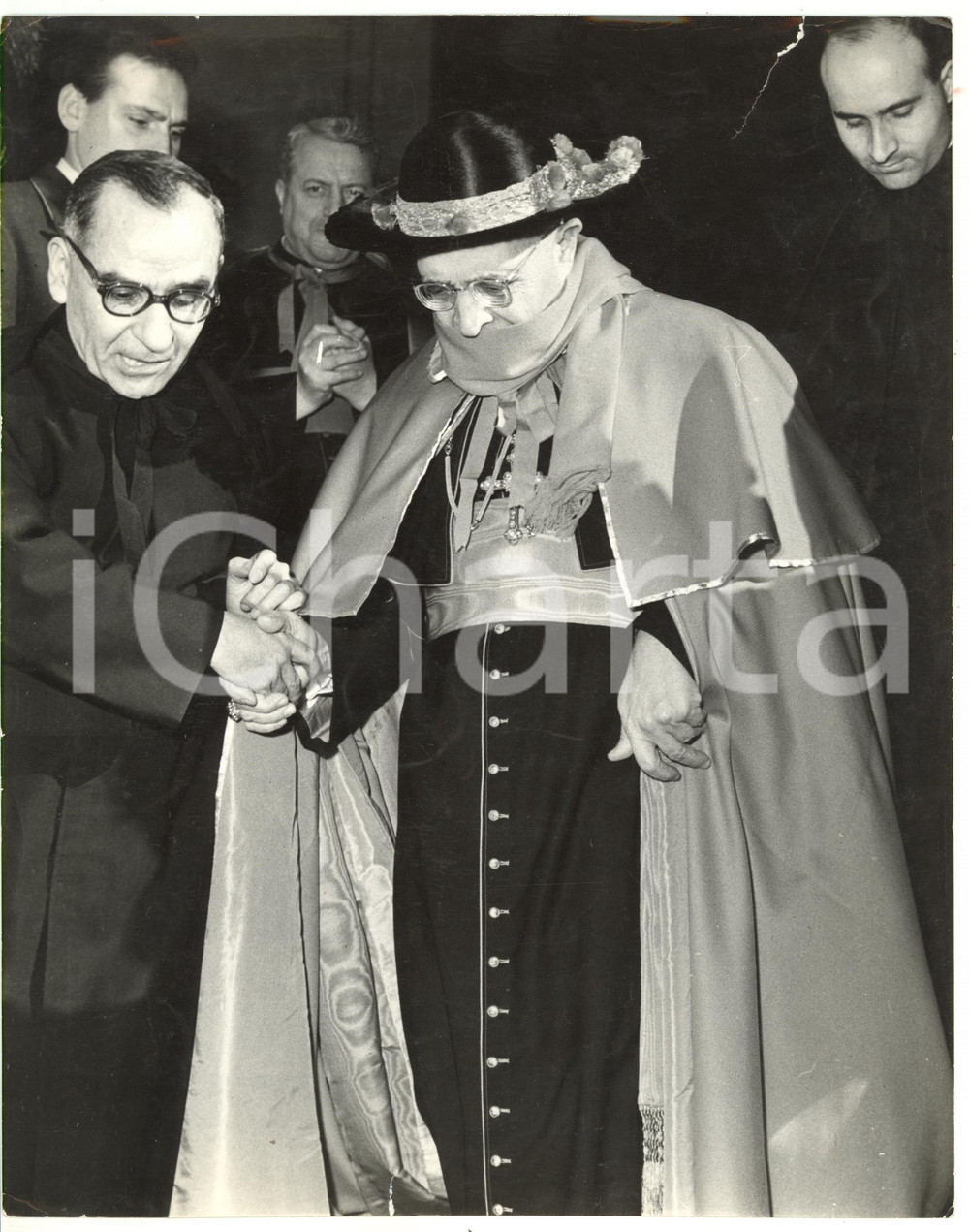 Fotografia d epoca originale 1955 ca ROMA Prelato sorregge Card. Domenico TARDINI Foto 20x25 1