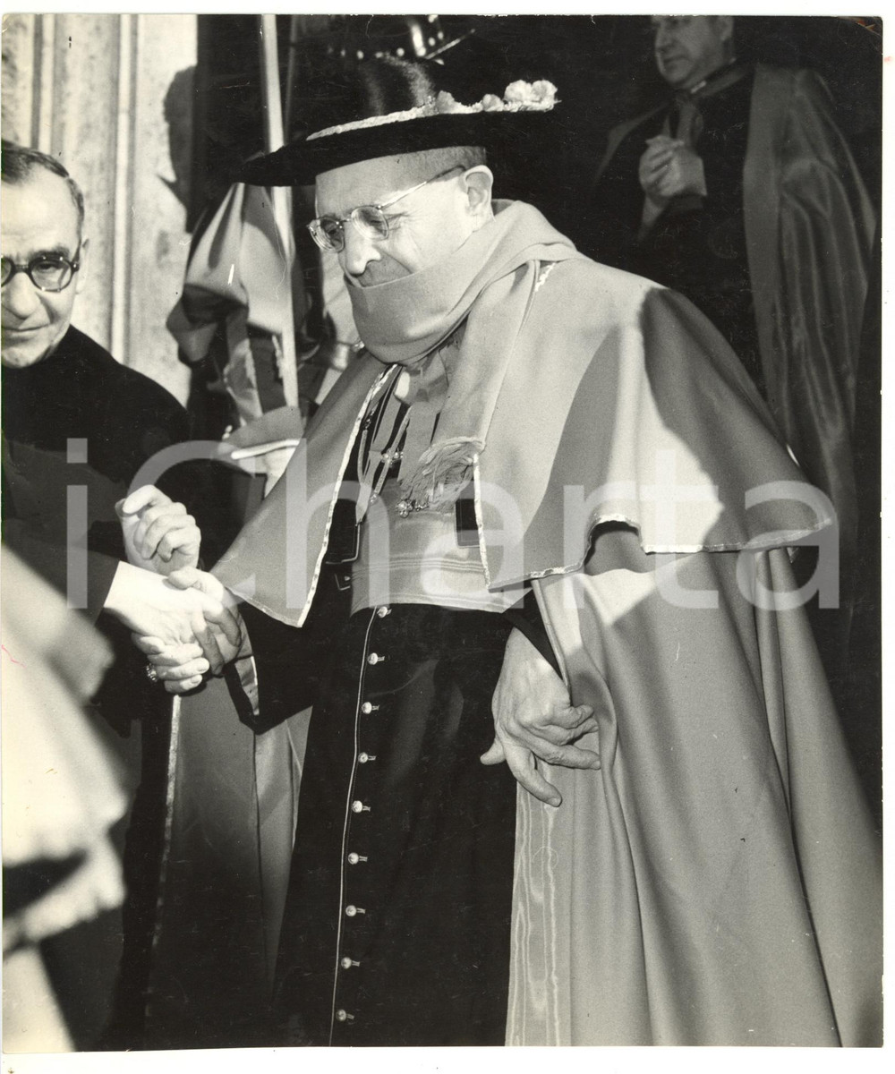 Fotografia d epoca originale 1955 ca ROMA Prelato sorregge Card. Domenico TARDINI  Foto 20x24 1