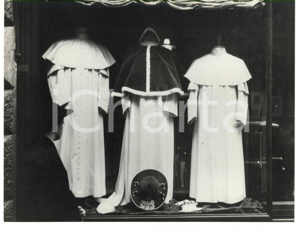 Fotografia d epoca originale 1955 ca ROMA Sartoria Gammarelli  Abiti papali esposti in vetrina Foto 24x18 1