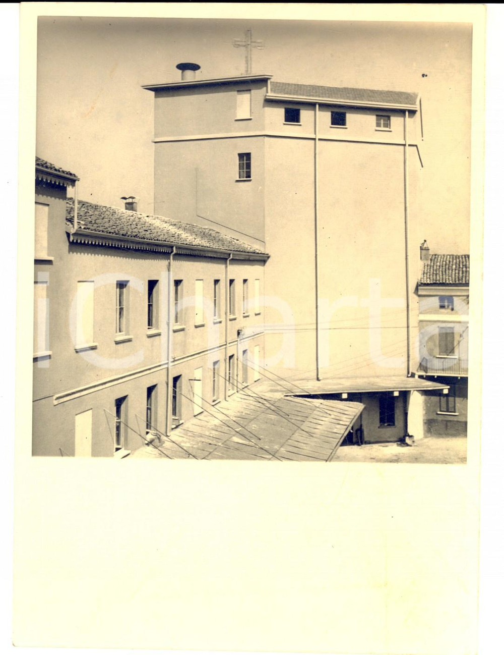 Fotografia d epoca originale 1955 ca STRADELLA Veduta con chiesa e cortile industriale Foto 13x17 cm 1