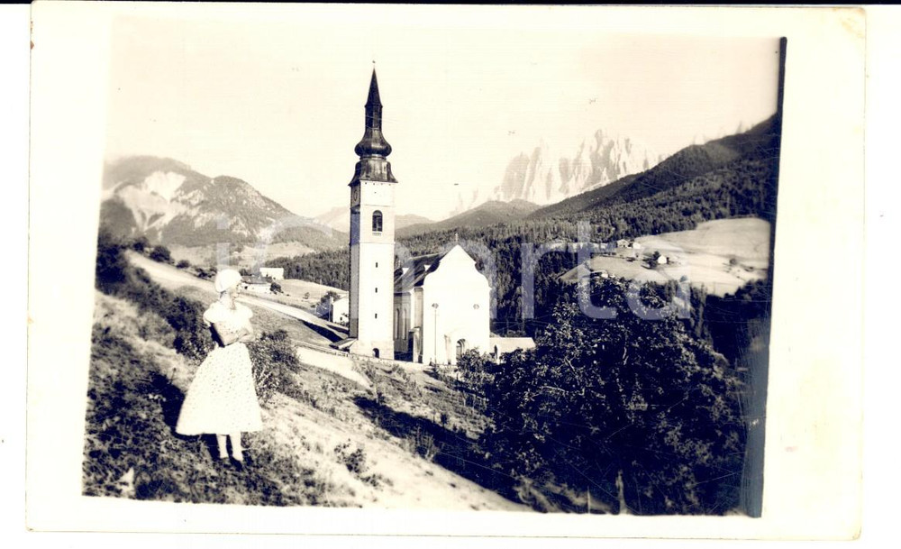 Fotografia d epoca originale 1930 ca ITALIA DOLOMITI ? Ritratto di donna con chiesa di montagna Foto 1