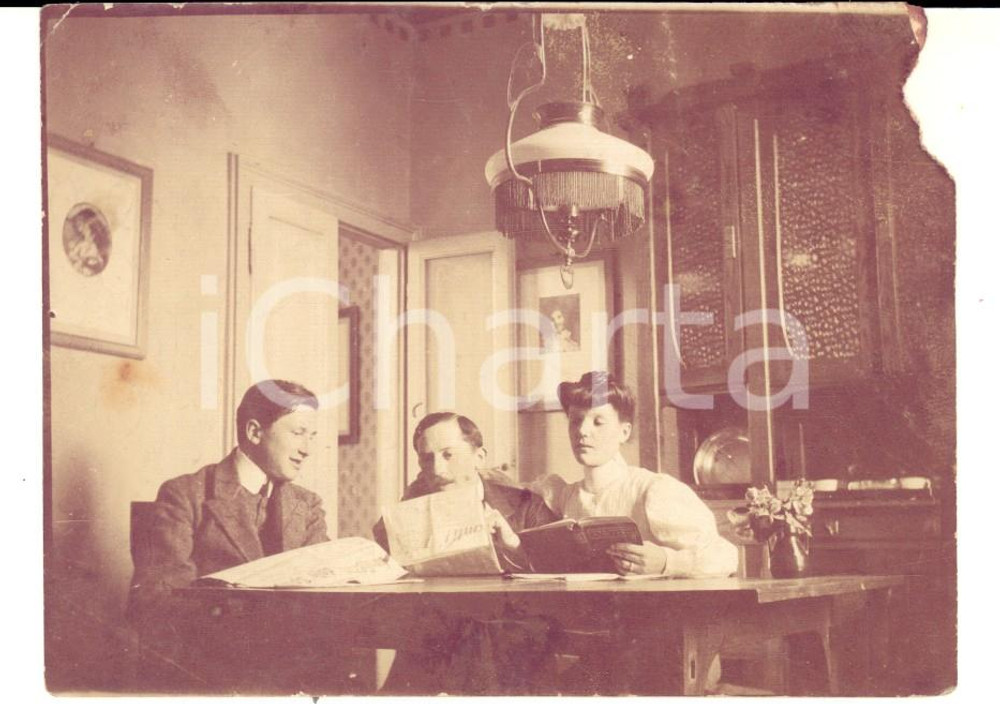 Fotografia d epoca originale 1910 ca ITALIA La lettura dei giornali in salutto Foto CURIOSA DANNEGGIATA 11x8 1