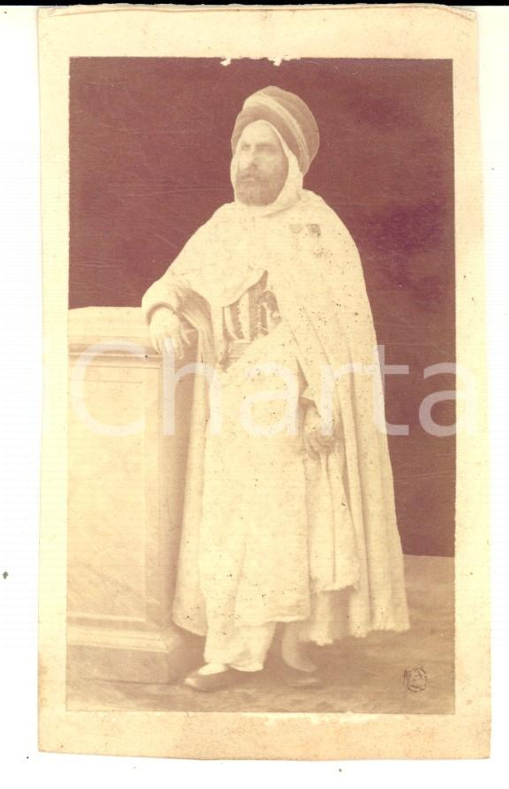 Fotografia d epoca originale 1880 ca ESOTISMO Ritratto maschile in abiti orientali Fotografia CDV 1