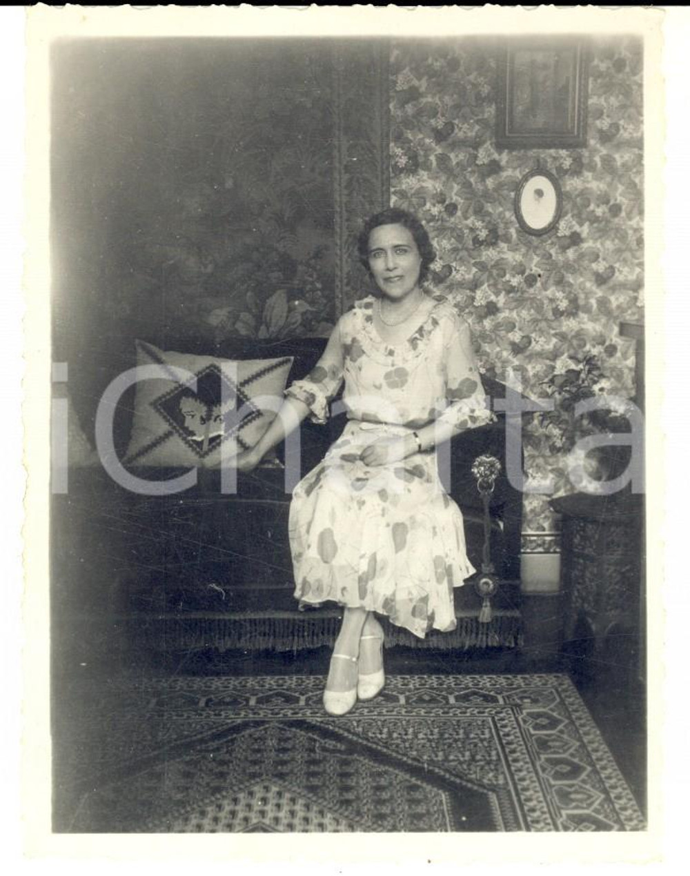 Fotografia d epoca originale 1933 ITALIA Ritratto di donna in un salotto borghese Foto VINTAGE 9x11 cm 1