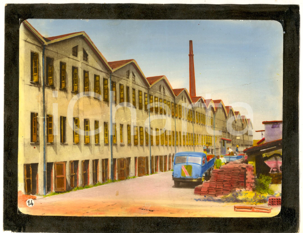 Fotografia d epoca originale 1955 ca STRADELLA ? Fabbrica coppi con operai al lavoro  Foto COLORATA A MANO 1