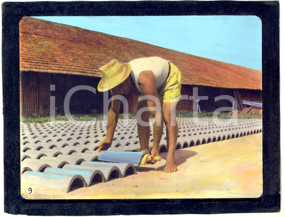 Fotografia d epoca originale 1955 ca STRADELLA ? Operaio in una fabbrica di coppi  Foto COLORATA A MANO 1