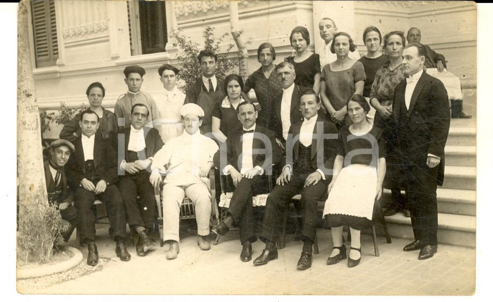 Fotografia d epoca originale 1925 ca ITALIA Ritratto di gruppo del personale di un albergo Foto cartolina 1