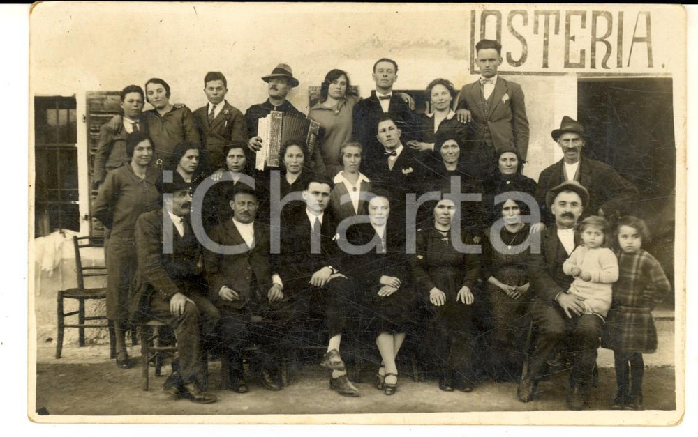 Fotografia d epoca originale 1930 ca ITALIA COSTUME Ritratto di gruppo all osteria con fisarmonica Foto 1