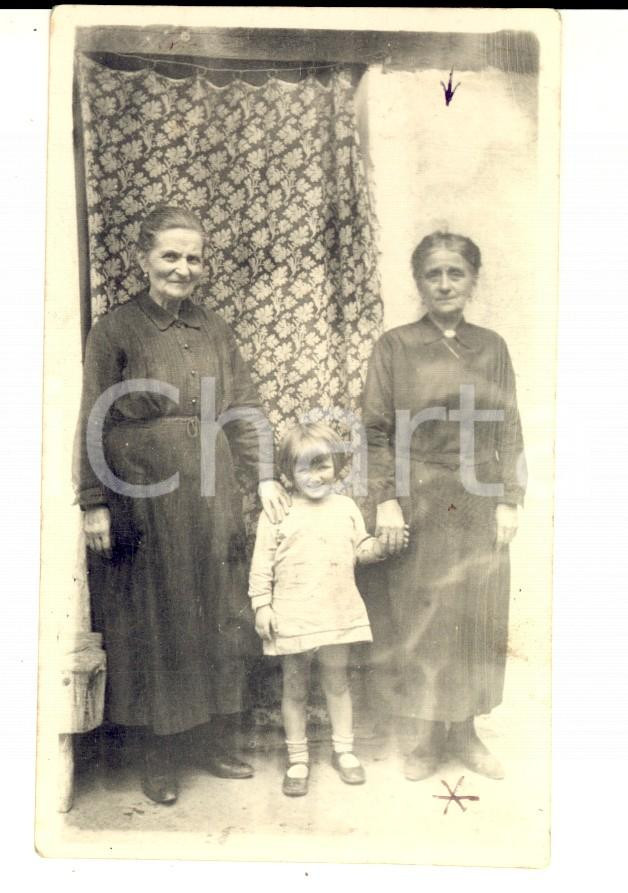 Fotografia d epoca originale 1960 VILLANOVA D ASTI Parrocchia San Martino  Nonne con la nipote Foto 7x11 cm 1
