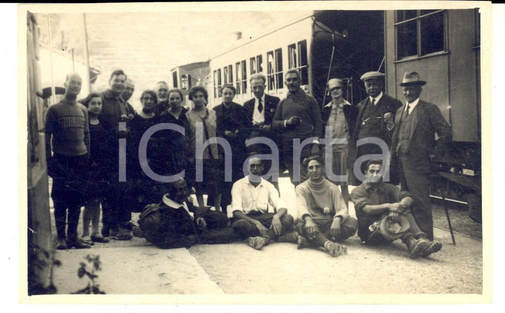 Fotografia d epoca originale 1950 ca AREA ITALIANA STAZIONE Ritratto di gruppo con un treno  Foto VINTAGE 1